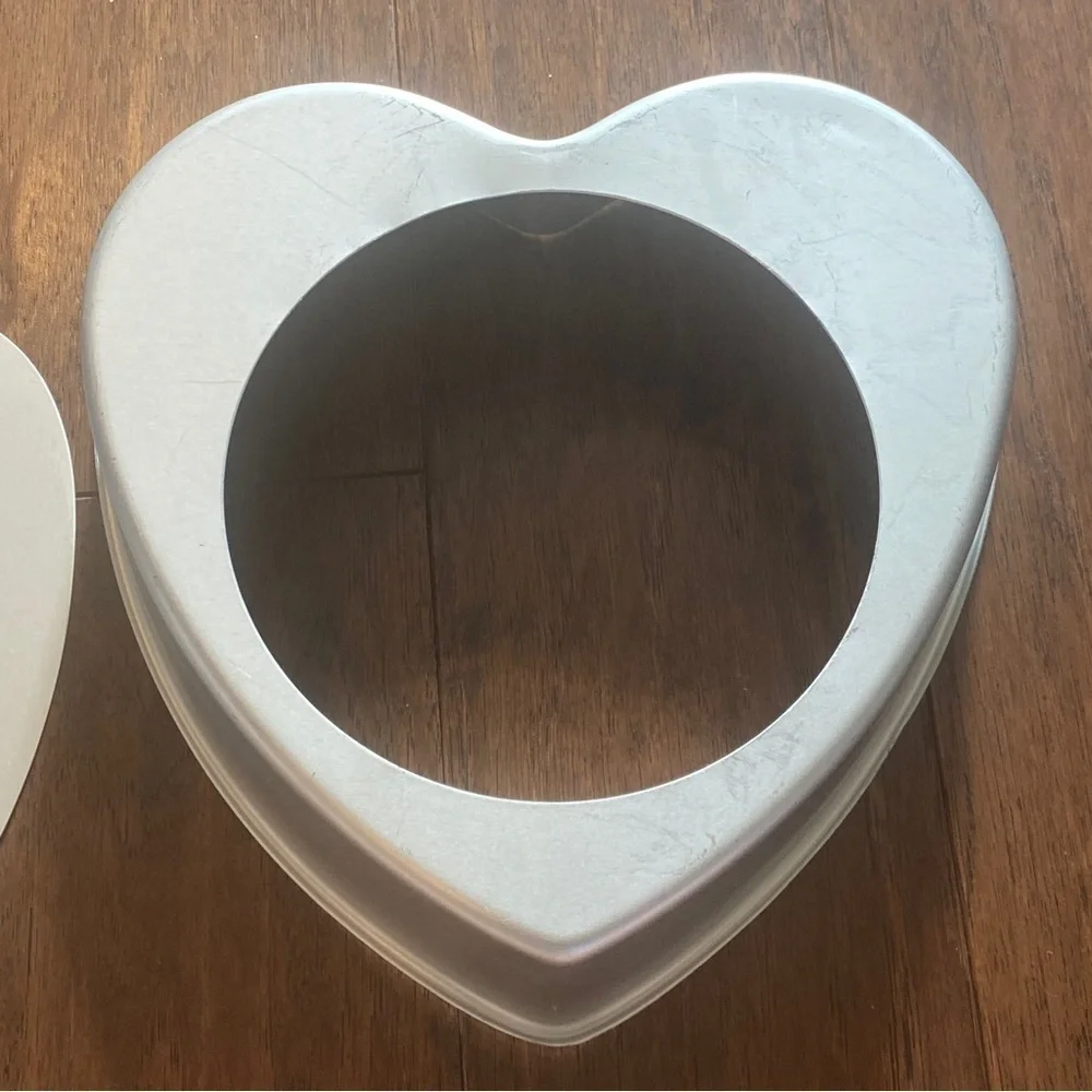 Vintage Valentine Wilton heart pan with insert